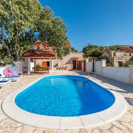 Villa Grandfather's Courtyard With Pool In Countryside