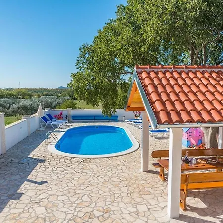 Villa Grandfather's Courtyard With Pool In Countryside