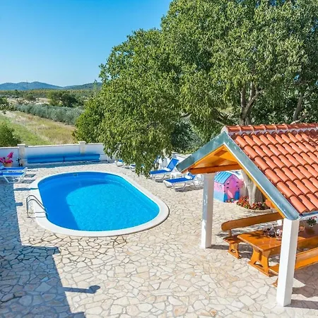 Grandfather's Courtyard With Pool In Countryside Vila *