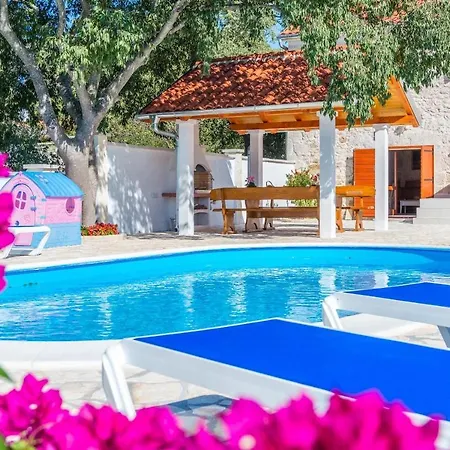 Vila Grandfather's Courtyard With Pool In Countryside